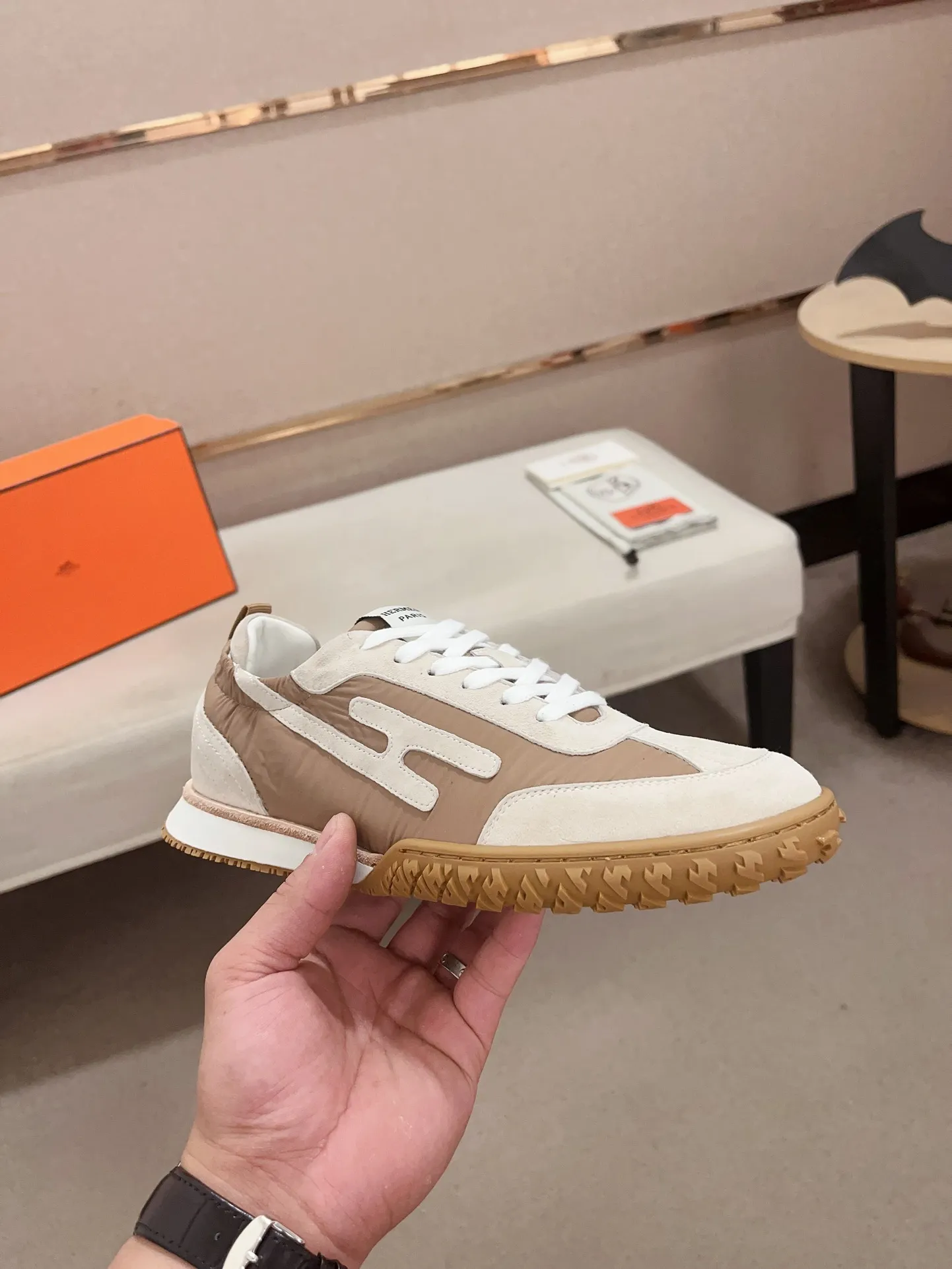 Men's men's shoes 💰: 720💰 Hermes top version # Couple style 💏 24ss casual sneakers Suede goatskin sneakers decorated with contrasting patterns and iconic "H" details, beautifully packaged at the delivery counter 🛍📦 Fabric: suede + cowhide Lining: mixed sheep lining Outsole: original TPU Bottom thickness: 2CM Size: 35-44